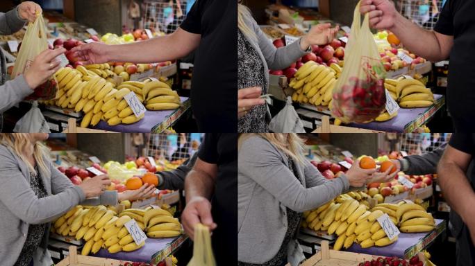 人们在市场上买水果