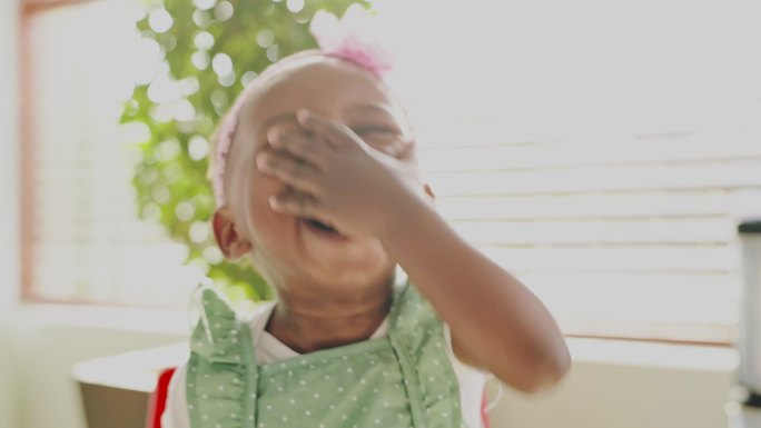 一个可爱的小女孩大笑的4k视频片段
