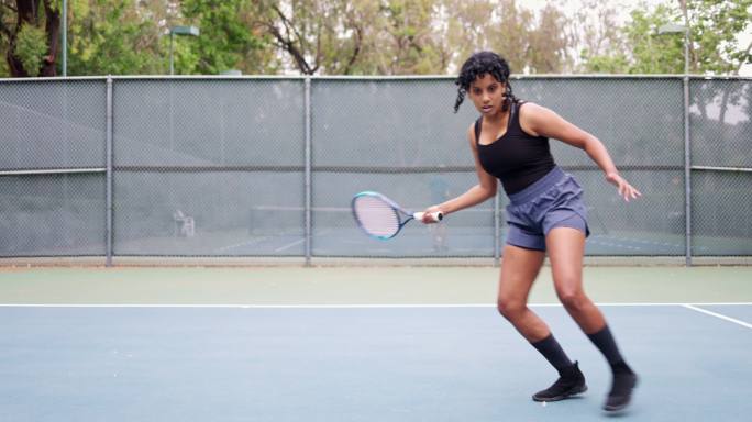 年轻的黑人女子和她的朋友打网球