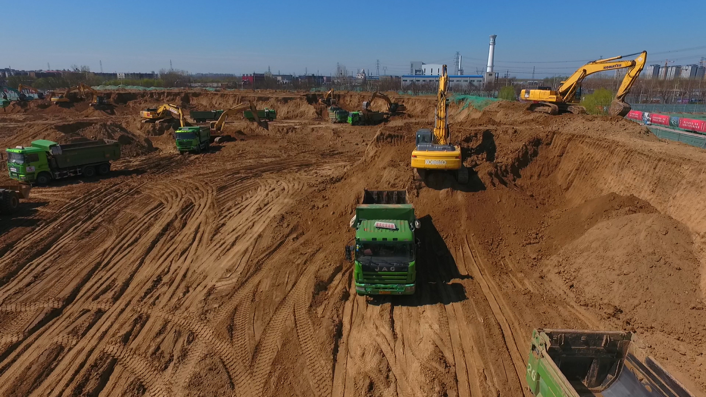 样片施工工地挖掘机拉土车土方填垫工程车辆