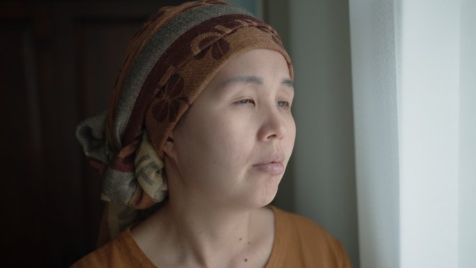 亚洲癌症女性肖像窗边的女人