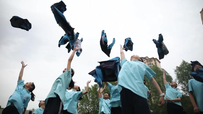 中学生将衣服抛向空中