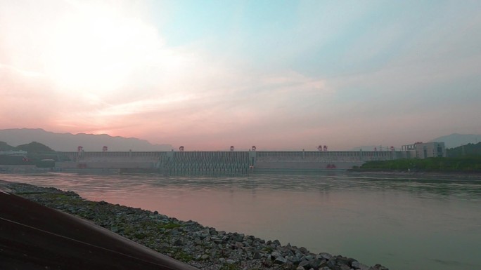 三峡大坝风景区的晚霞