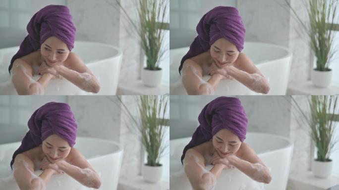 亚洲华裔美女在浴缸里放松