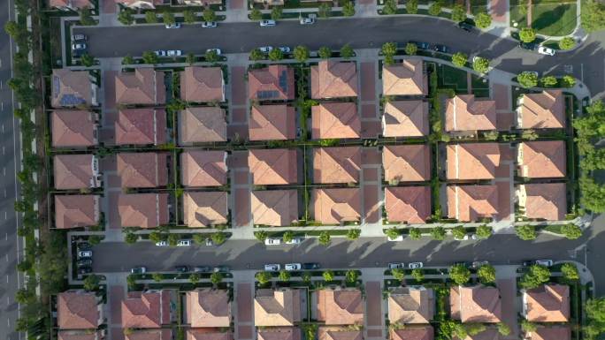南加州社区的空中拍摄，那里所有的房子看起来都一样