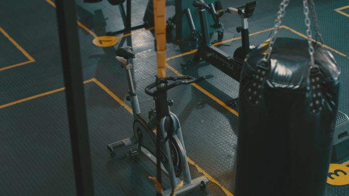 一个空荡荡的健身房里设备的4k视频片段