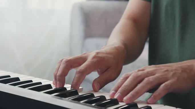 特写影响者在社交媒体上现场演奏钢琴或键盘