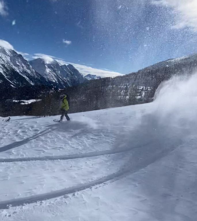 免费滑雪板下山，新鲜的粉末雪