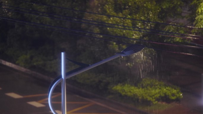 雨中路灯 雨夜 大雨 城市 街道