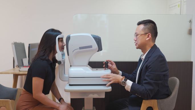 在眼科诊所接受眼科检查的亚裔中国年轻女子
