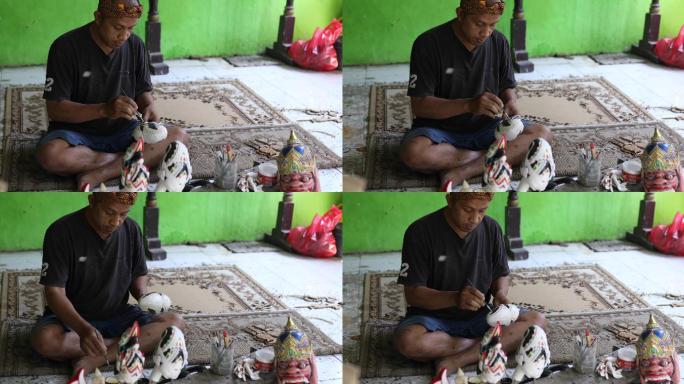 工匠雕刻wayang golek，来自印度尼西亚西爪哇岛的传统巽他木偶艺术之一