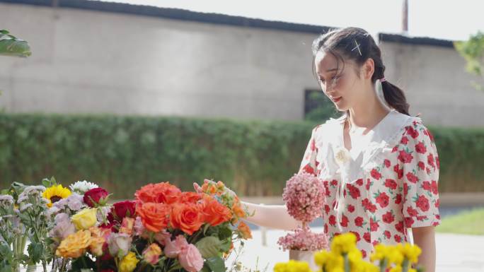 女孩逛花店户外