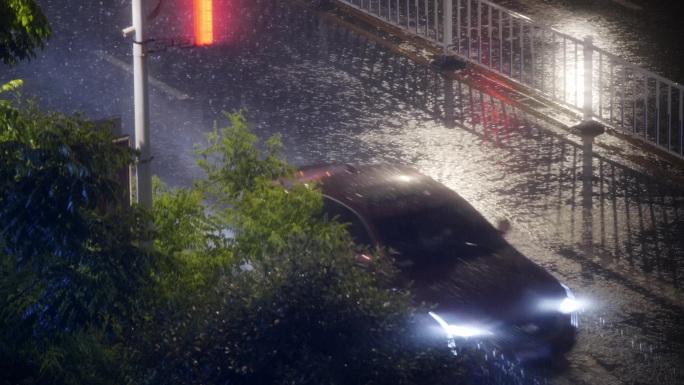 大雨 雨夜 车辆驶过路面 街道 瓢泼大雨