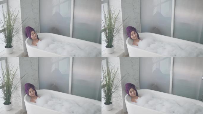 亚洲华裔美女在浴缸中放松