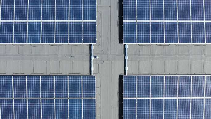 从上面看，太阳能电池板安装在建筑物屋顶上