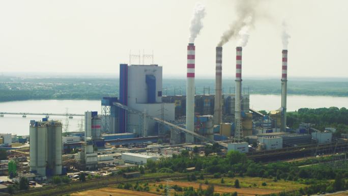鸟瞰科宁市工业区。背景中的烟囱和工厂建筑