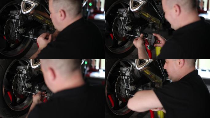 男性摩托车修理工摩托车修理