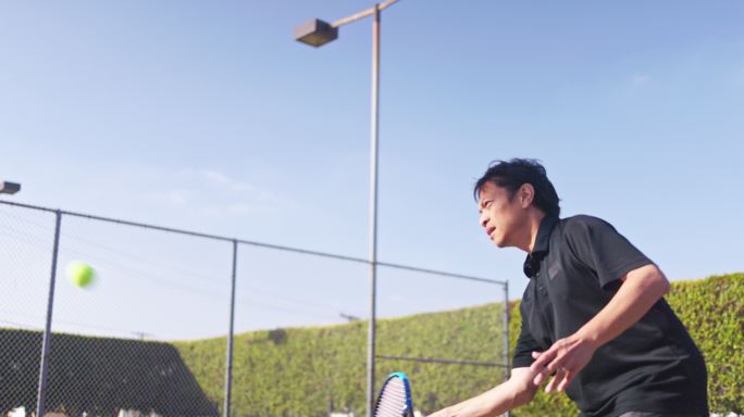 打网球的成熟菲律宾男子近距离击球