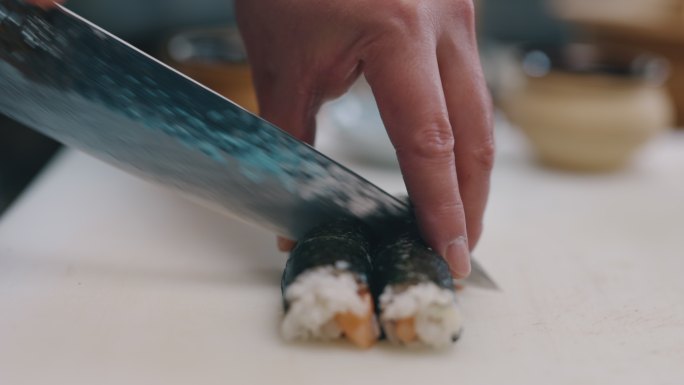 日本厨师在日本餐厅切寿司卷的侧视图