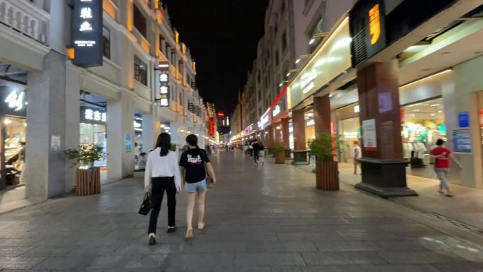 夏季夜晚步行街人流运动延时