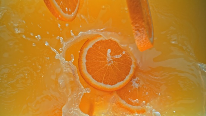 SLO MO橙子片掉入果汁