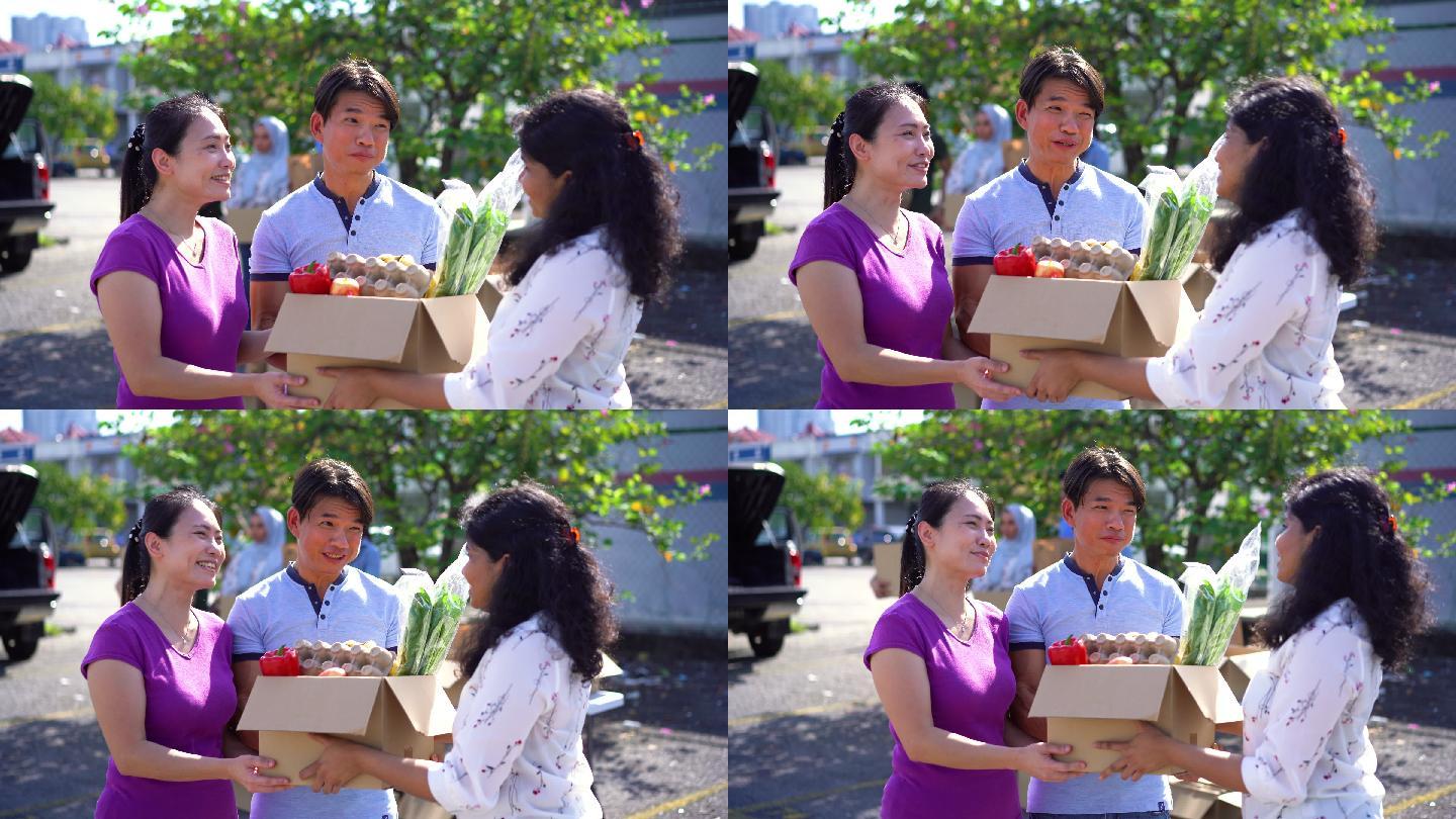 亚洲志愿者向经济困难的家庭免费提供食品杂货