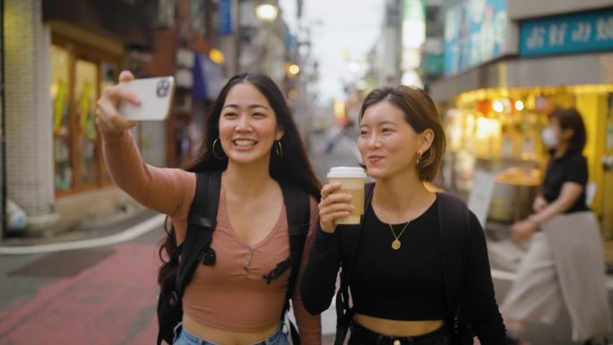 在咖啡馆里享受时光的女性朋友