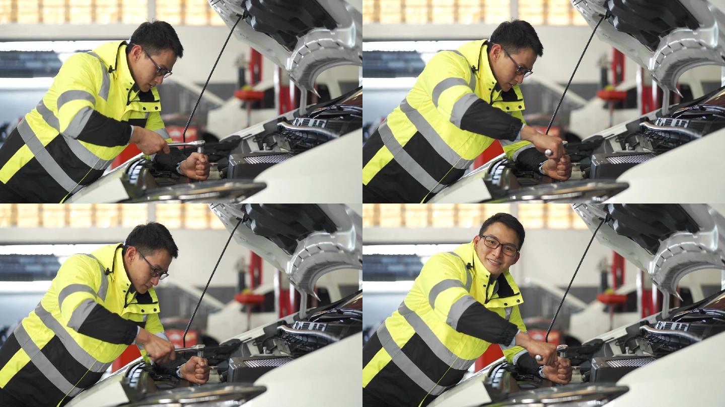 慢莫男技师正在修理电动车，对着镜头微笑