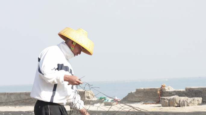 雷州渔民织鱼网特写