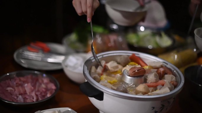 慢动作高角度视角：在餐厅的电饭煲热点上放置配料