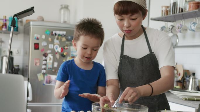 日本女厨师在虚拟烹饪课上与儿子一起制作gyozas