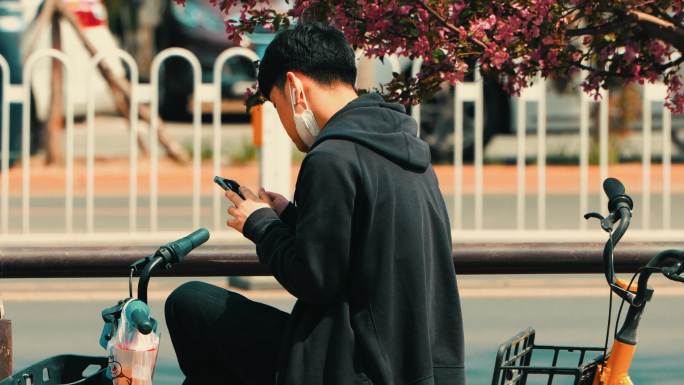 街边玩手机 共享单车