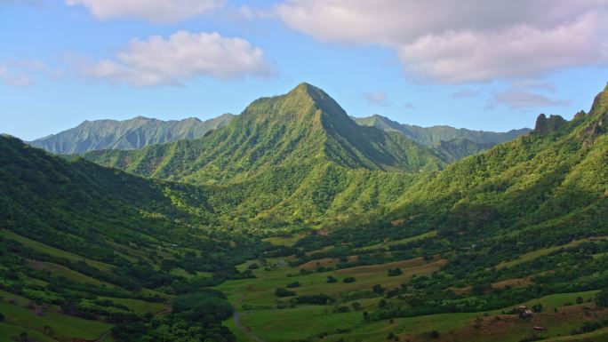 穿过瓦胡岛上的卡阿瓦山谷，飞向普乌奥胡勒