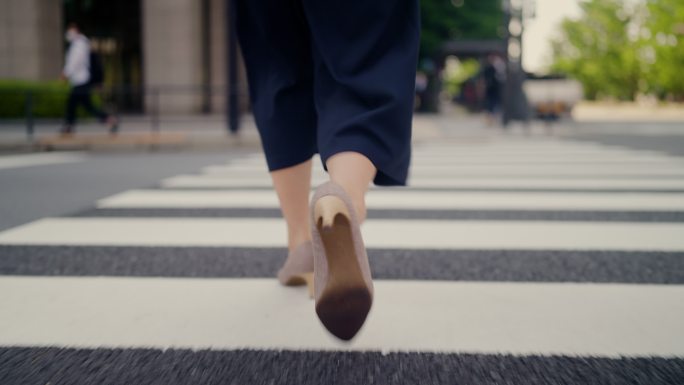 在城市过街时女商人高跟鞋的特写镜头