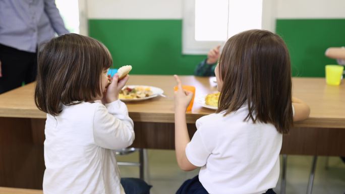 吃学校晚餐的孩子们