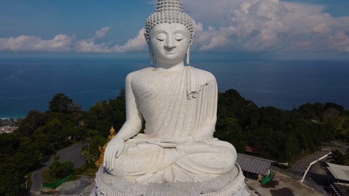 大佛像建在泰国普吉岛的一座高山顶上，从远处可以看到。