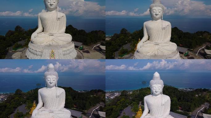 大佛像建在泰国普吉岛的一座高山顶上，从远处可以看到。