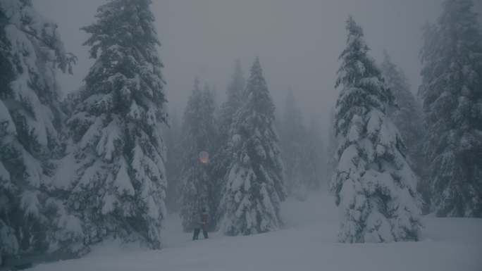 一对年轻夫妇站在雪地里放纸灯笼