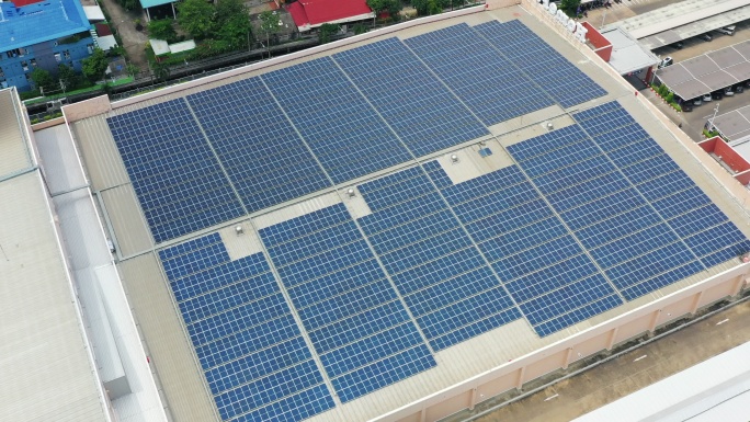 屋顶上的太阳能电池板和电源模块