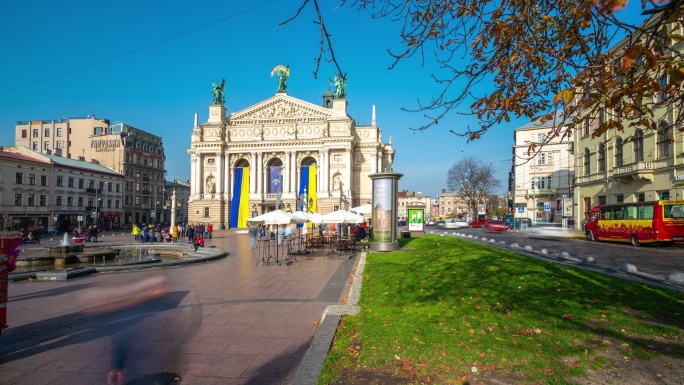 乌克兰利沃夫州时间后堂锁定镜头，展示歌剧和行人