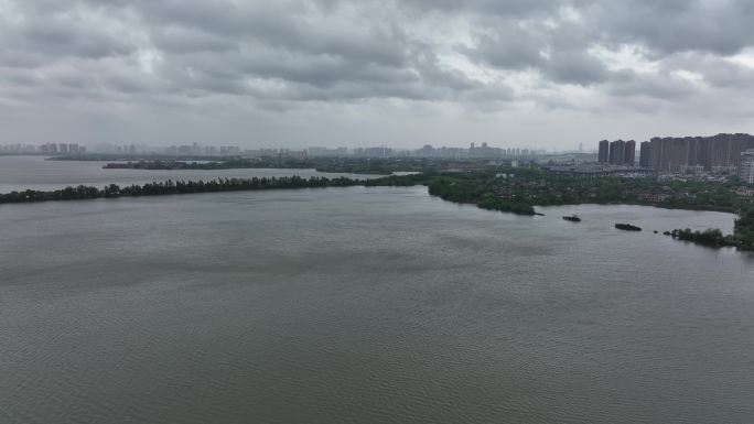 大风在湖面上刮出一道道波纹，这是风的形状