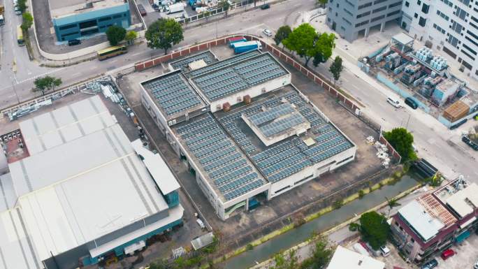 安装在建筑物屋顶上的太阳能电池板