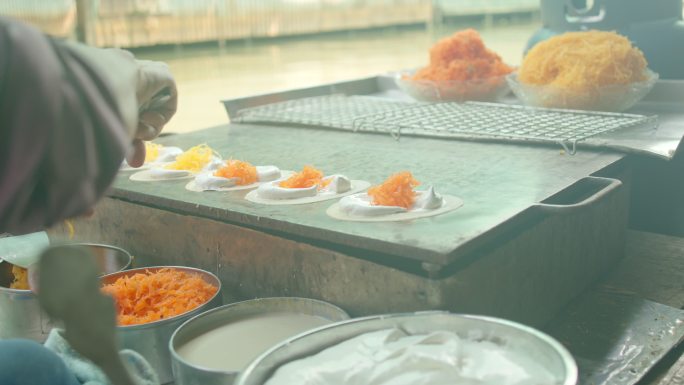 泰国甜食甜点由糖、面粉和鸡蛋混合而成，适用于铁水