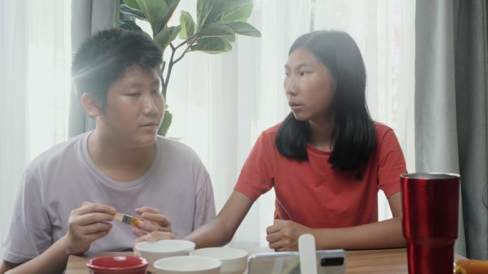 快乐的亚洲儿童在家里一起为YouTube烹饪和拍摄视频，生活方式理念。