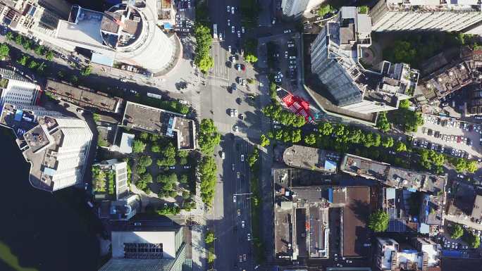 市中心的空中剪辑顶视图十字路口武汉城区