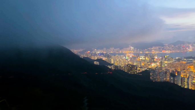 香港九龙之巅飞鹅山上观璀璨维港万家灯火