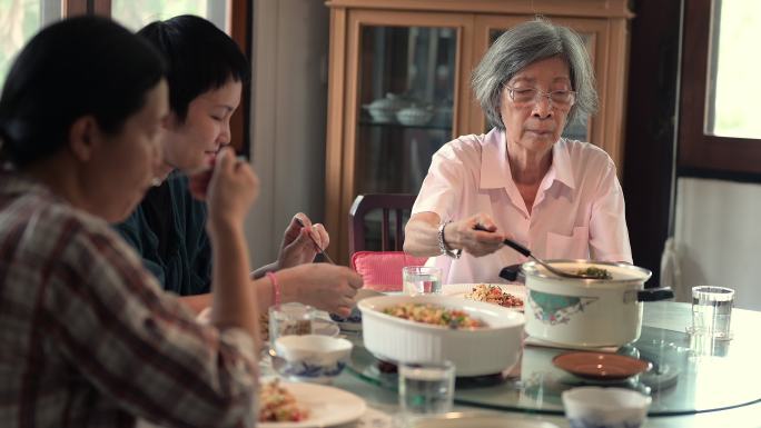 亚洲家庭在家吃饭亲情