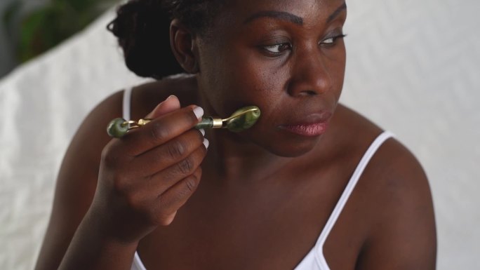 皮肤护理用玉石压路机黑女人