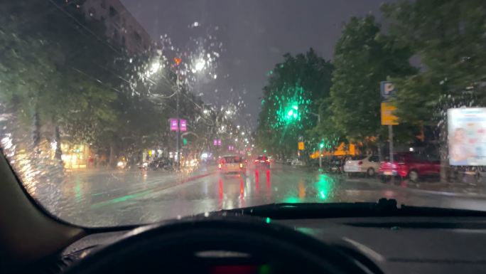 在雨夜开车雨刮前行行驶