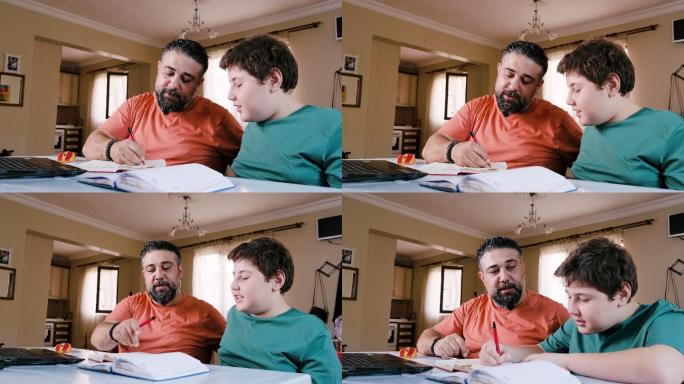 愤怒的父亲白天坐在笔记本电脑前的桌子旁，在家里帮助压力重重的十几岁的儿子做作业